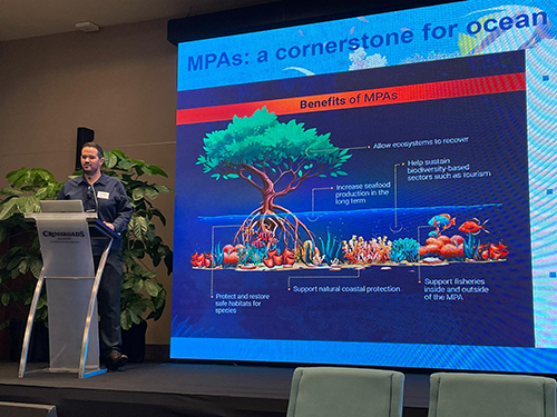 The benefits of Marine Protected Areas are presented by a JNCC staff member during a technical visit to the Maldives (photo courtesy of Jamie Small)